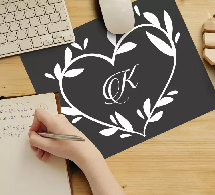 带有初始个性化鼠标垫的心脏 - TenStickers