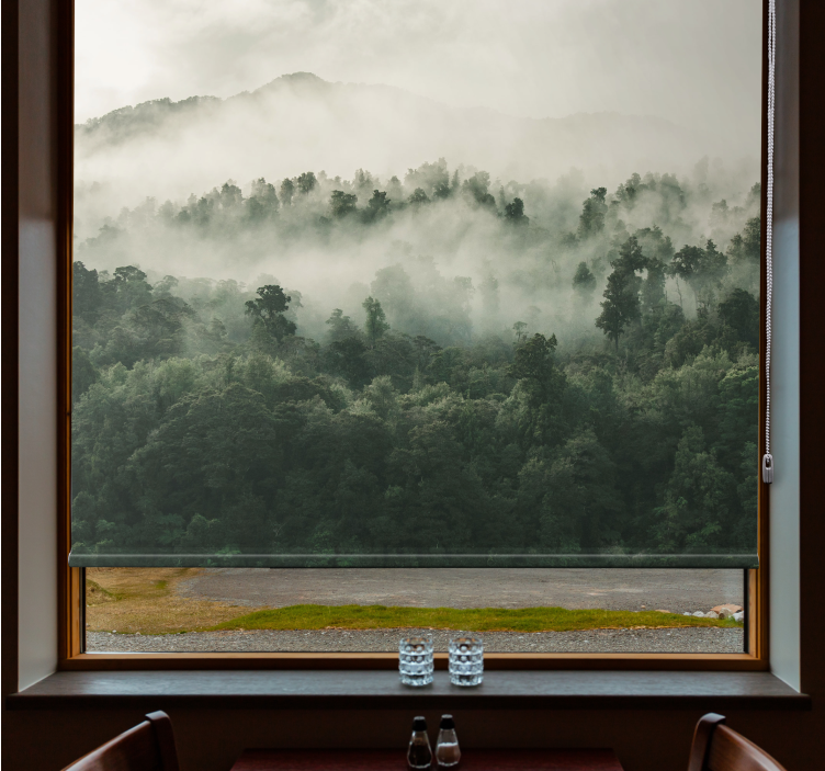 有树的百叶窗，郁郁森林雾气 - TenStickers