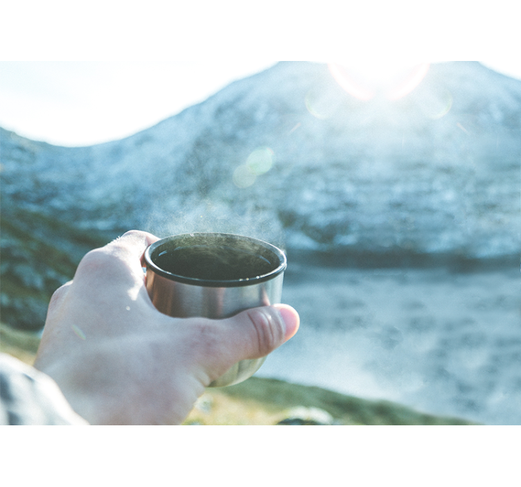 人墙壁画手握饮品 - TenStickers