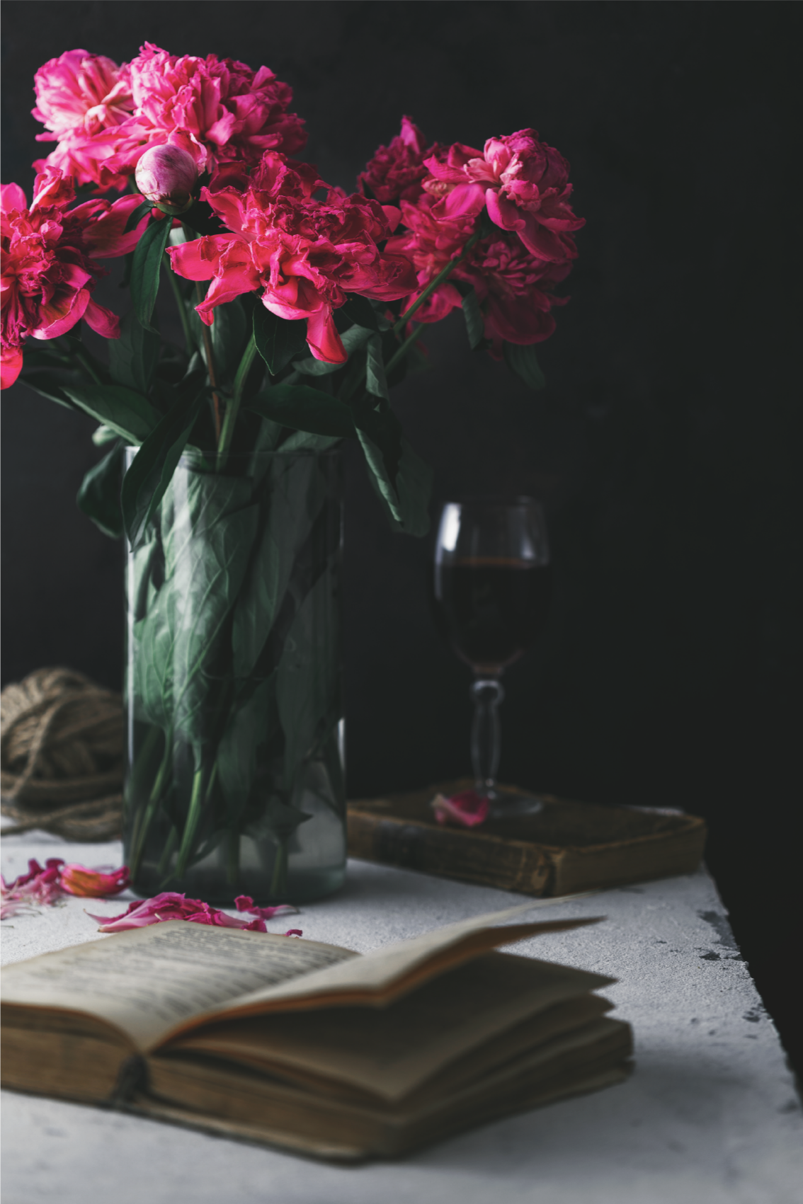 客厅海报呈现酒杯与花瓶 - TenStickers