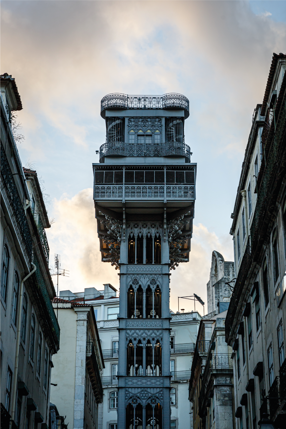 客厅海报展示里斯本电梯风情 - TenStickers