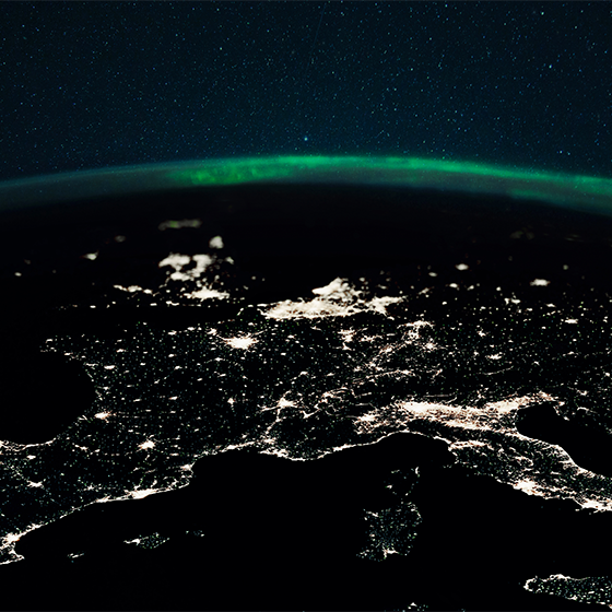 世界地图宣传海报夜间鸟瞰视角 - TenStickers