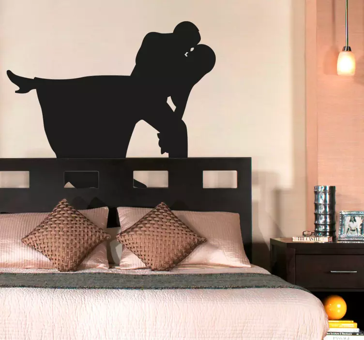 躺在床上做爱剪影贴纸 - TenStickers