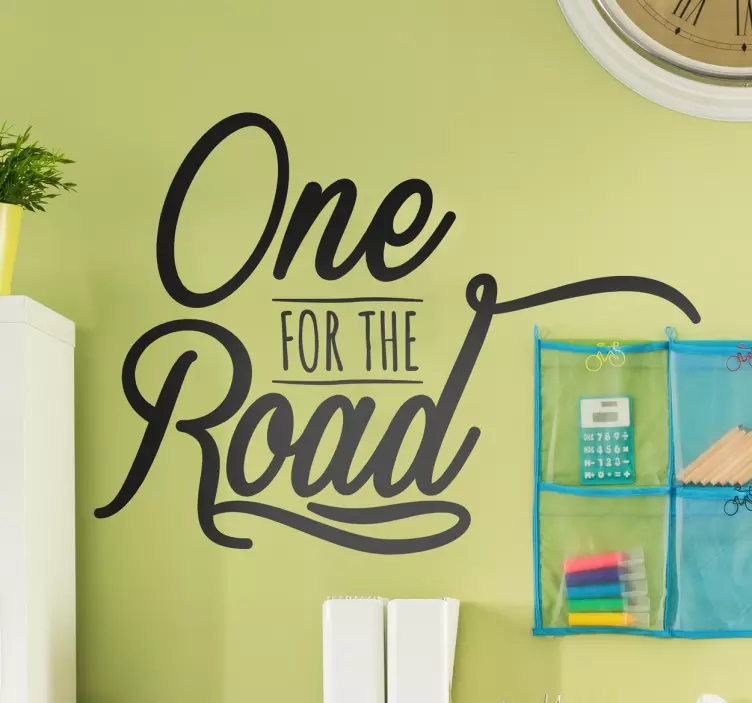 一只走在路上的北极猴贴图 - TenStickers